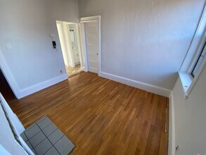 30 Revere St, Unit 7 in Boston, MA - Foto de edificio - Building Photo