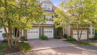 2 Dogwood Ct in Middlebury, CT - Building Photo