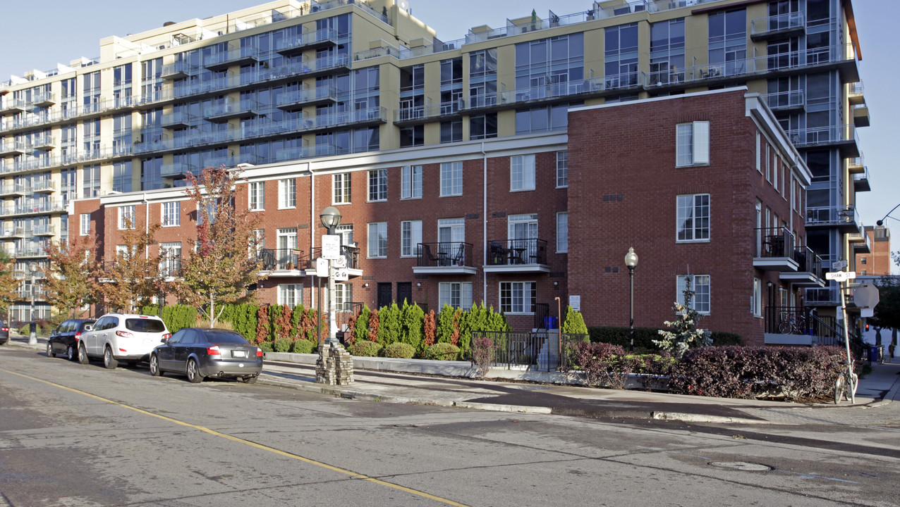 2-4 Shaw St in Toronto, ON - Building Photo