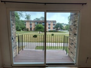 670 Hill Dr, Unit 209 in Hoffman Estates, IL - Building Photo - Building Photo