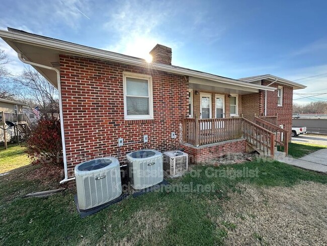 1114 E Myrtle St in Pleasant Hill, MO - Building Photo - Building Photo