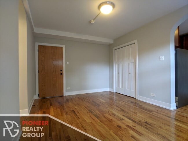 556 W Arlington Pl, Unit 106 in Chicago, IL - Foto de edificio - Building Photo