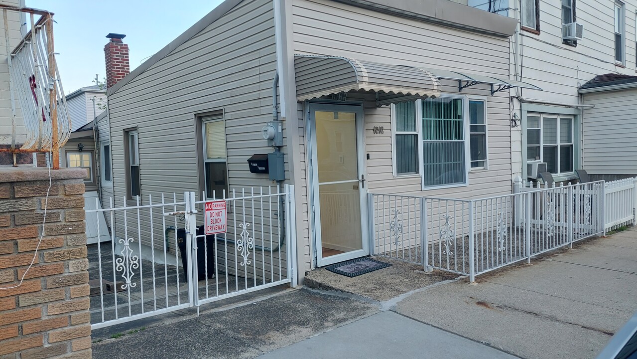 6202 Meadowview Ave in North Bergen, NJ - Building Photo