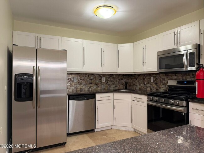 597 Woodbine Ln in Lakewood, NJ - Building Photo - Building Photo