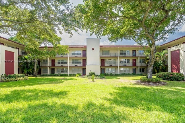 100 SW 132nd Way in Pembroke Pines, FL - Foto de edificio - Building Photo