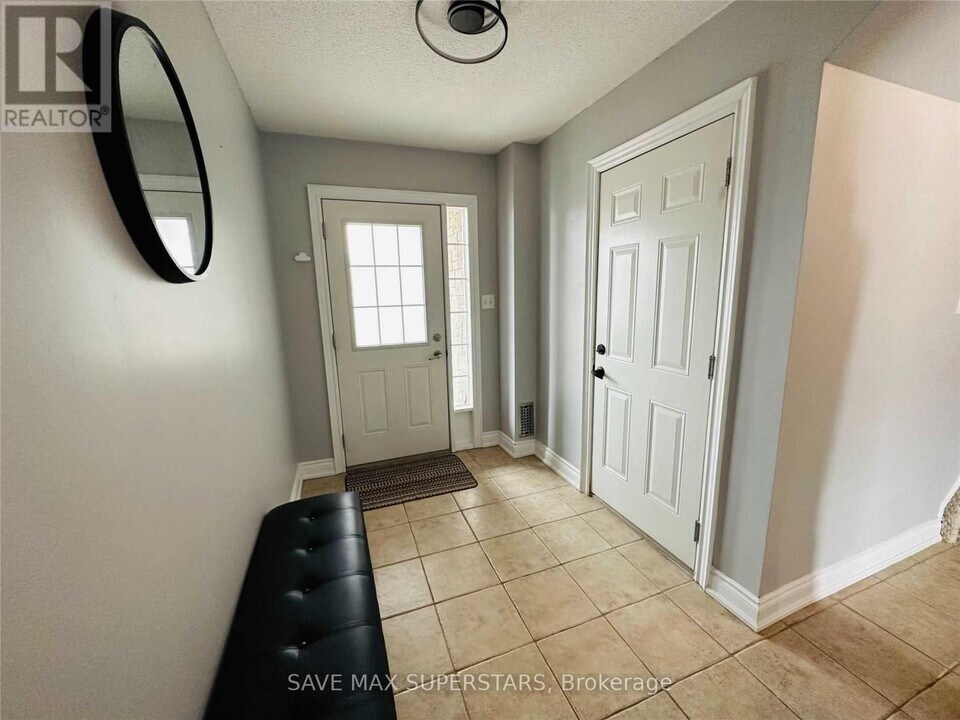 49-49 Ferndale Dr S in Barrie, ON - Building Photo