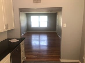 10136 Manchester Rd, Unit B in Kirkwood, MO - Foto de edificio - Building Photo