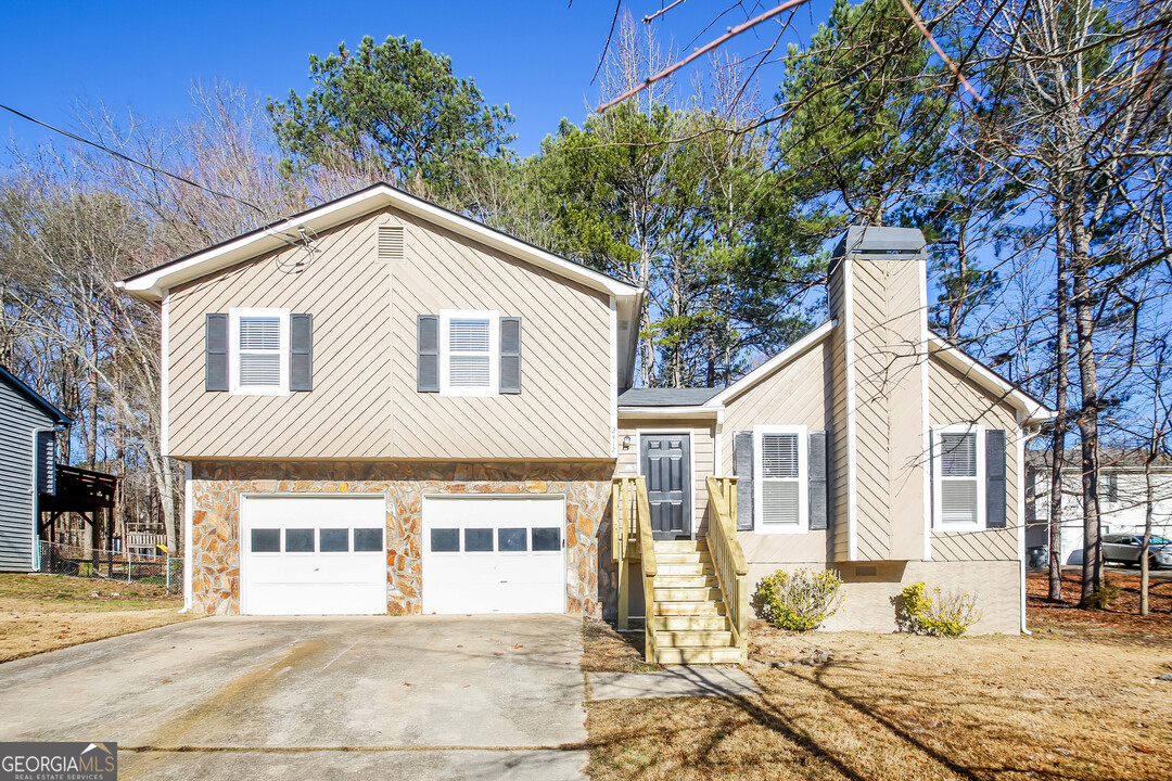 2412 Skyline Ridge Dr in Lithia Springs, GA - Building Photo