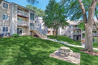 Grover Square Apartments in Omaha, NE - Building Photo - Building Photo