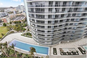 1756 N Bayshore Dr, Unit 37N in Miami, FL - Building Photo - Building Photo