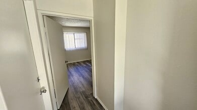 2241 Florencita Dr W in Montrose, CA - Foto de edificio - Building Photo