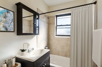 4735 N Hermitage Ave, Unit 4737-409 in Chicago, IL - Foto de edificio - Building Photo