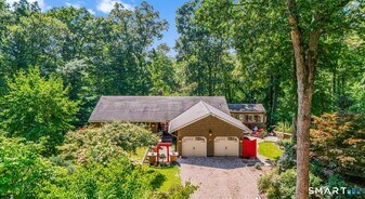 92 Kenmore Rd in Bloomfield, CT - Building Photo