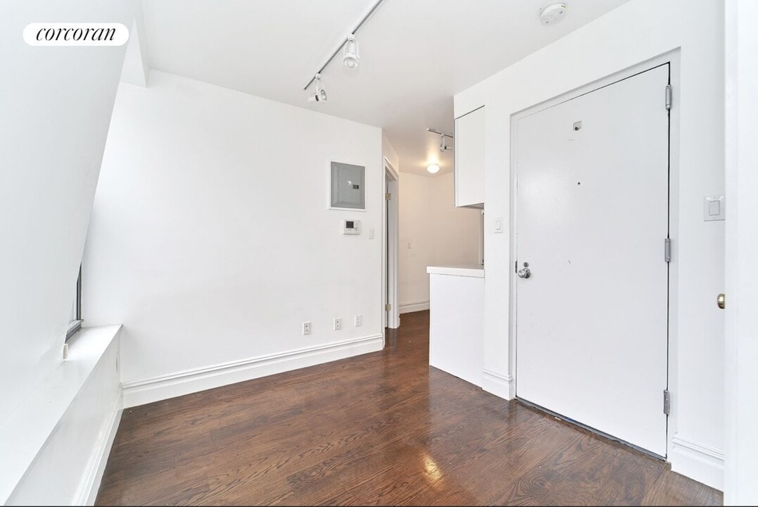 224 W 13th St in New York, NY - Building Photo
