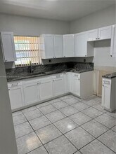 613 NW 58th Ave in Miami, FL - Foto de edificio - Building Photo