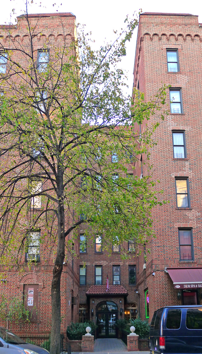 3705 80th St in Jackson Heights, NY - Foto de edificio - Building Photo