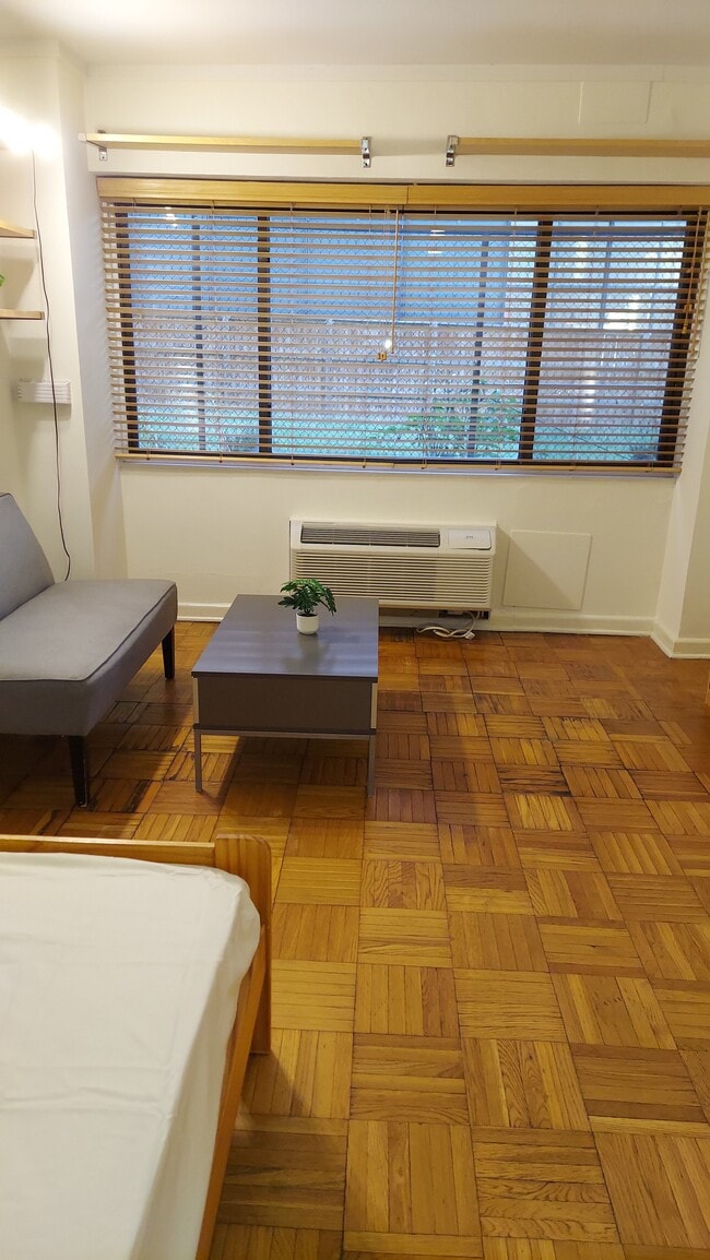 2141 I St NW, Unit #108 in Washington, DC - Foto de edificio - Building Photo