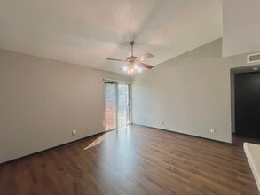 9550 Deering Dr, Unit 308 in Houston, TX - Foto de edificio - Building Photo