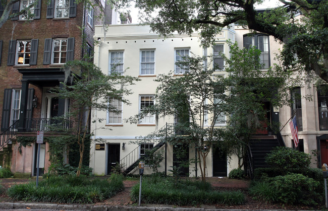 15 W Jones St in Savannah, GA - Building Photo - Building Photo