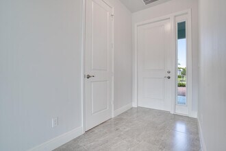 388 SW Vista Lake Dr in Port St. Lucie, FL - Building Photo - Building Photo