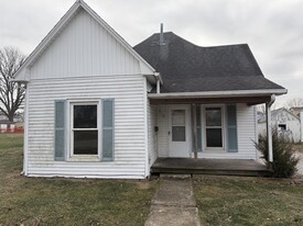 210 E 11th St in Georgetown, IL - Building Photo