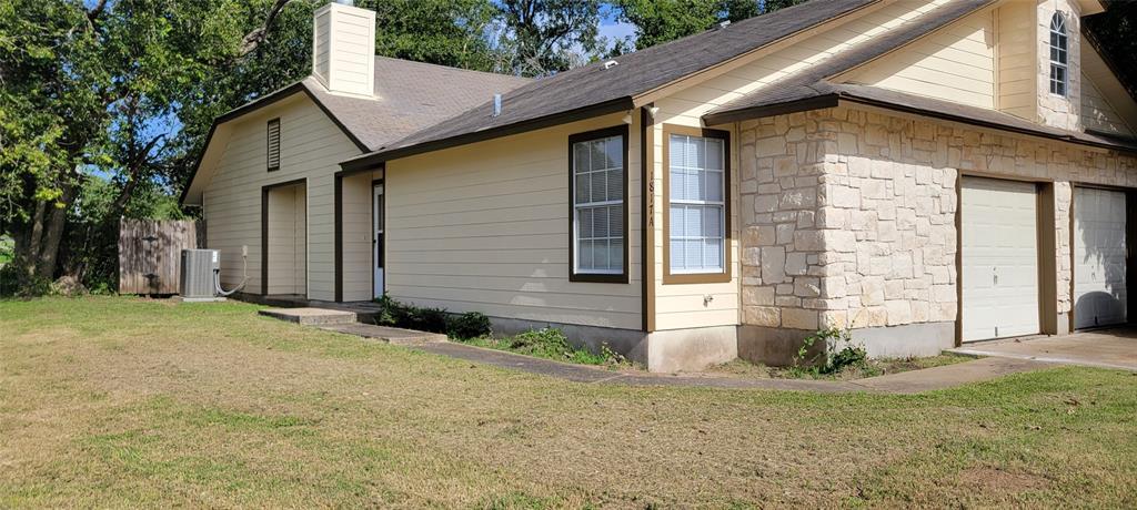 1817 Chambers St in Bastrop, TX - Foto de edificio