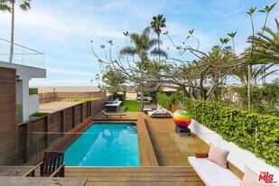 936 Palisades Beach Rd in Santa Monica, CA - Building Photo