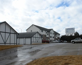 Gold Coast Square Apartments & Townhomes in Papillion, NE - Building Photo - Building Photo