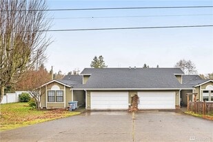 2742 Sylvan Dr W in University Place, WA - Building Photo