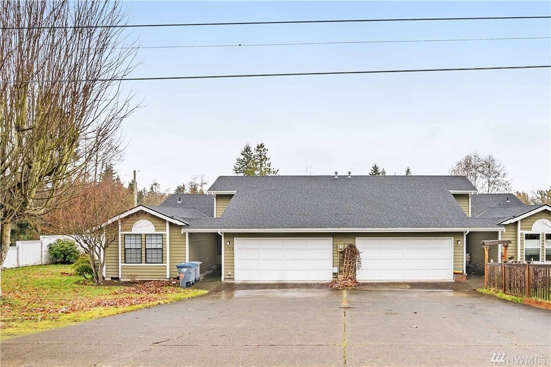 2742 Sylvan Dr W in University Place, WA - Foto de edificio