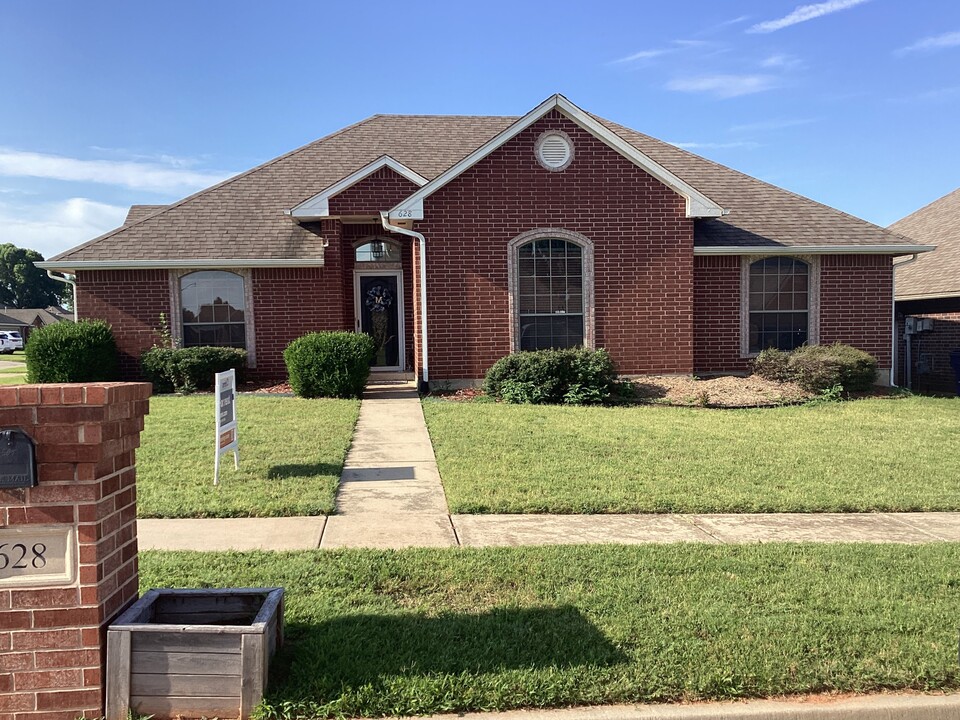 628 E Elder Ln in Mustang, OK - Building Photo