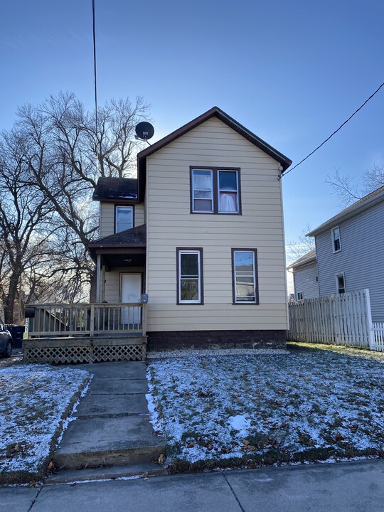 1031 Waugoo Ave, Unit Lower in Oshkosh, WI - Building Photo