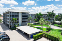 Windsor Court in Naples, FL - Foto de edificio - Building Photo