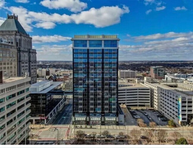201 N Elm St in Greensboro, NC - Foto de edificio - Building Photo