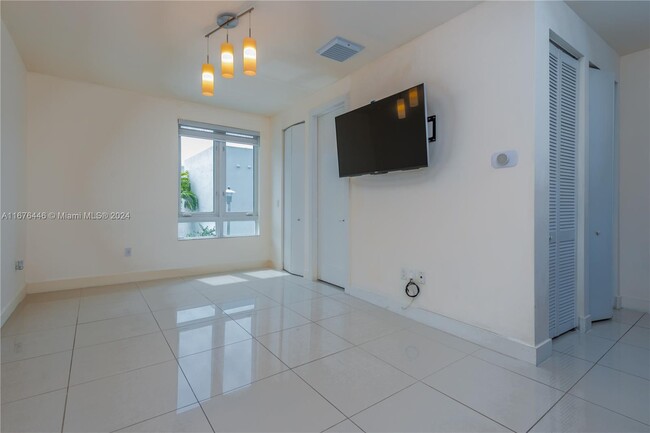 10540 NW 64th Terrace in Doral, FL - Foto de edificio - Building Photo