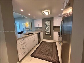 1800 N Bayshore Dr, Unit 812 in Miami, FL - Foto de edificio - Building Photo