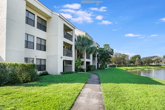 Village Crossing in West Palm Beach, FL - Building Photo - Building Photo