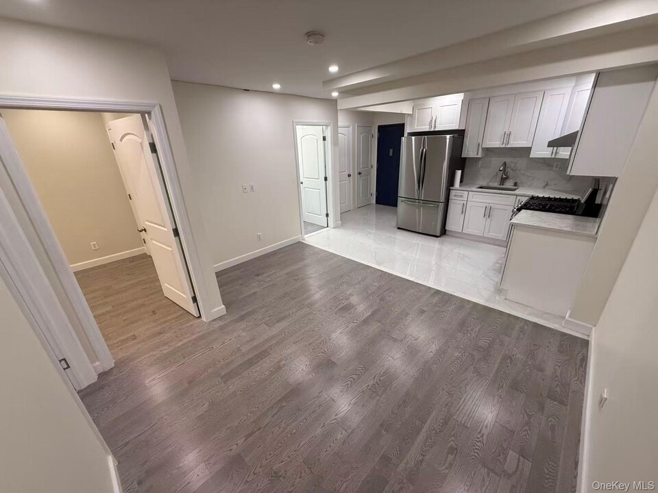 43-13 65th St in Queens, NY - Foto de edificio