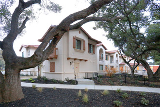 Willow Housing Veterans Apartments in Menlo Park, CA - Foto de edificio - Building Photo