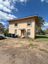 1125 N Valderas St in Angleton, TX - Building Photo - Building Photo