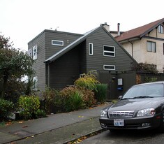 1909 E Broadway in Seattle, WA - Building Photo