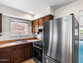 43 Freeport Ct in Toms River, NJ - Building Photo - Building Photo