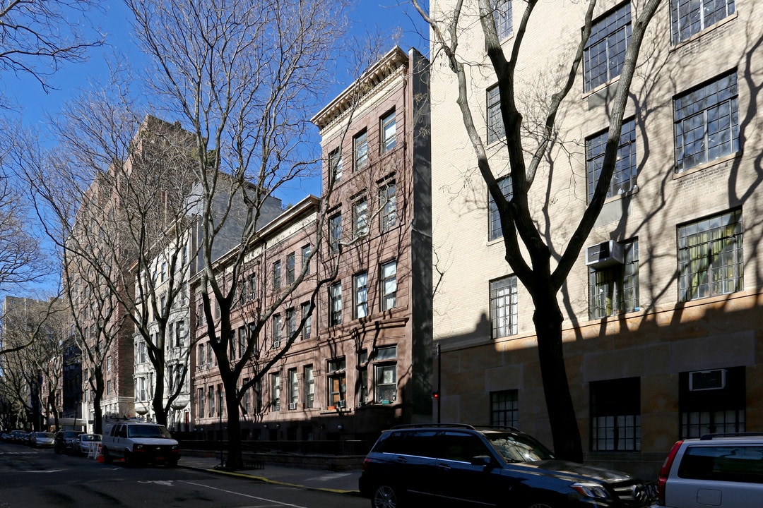 15 W 90th St in New York, NY - Building Photo