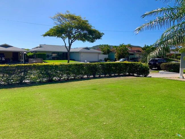 1359 Akiahala St in Kailua, HI - Foto de edificio - Building Photo