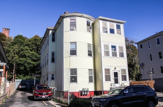 180 Canterbury St in Worcester, MA - Foto de edificio - Building Photo
