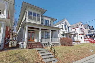 295 Quail St, Unit 1ST FLOOR 5 BEDROOM in Albany, NY - Foto de edificio - Building Photo