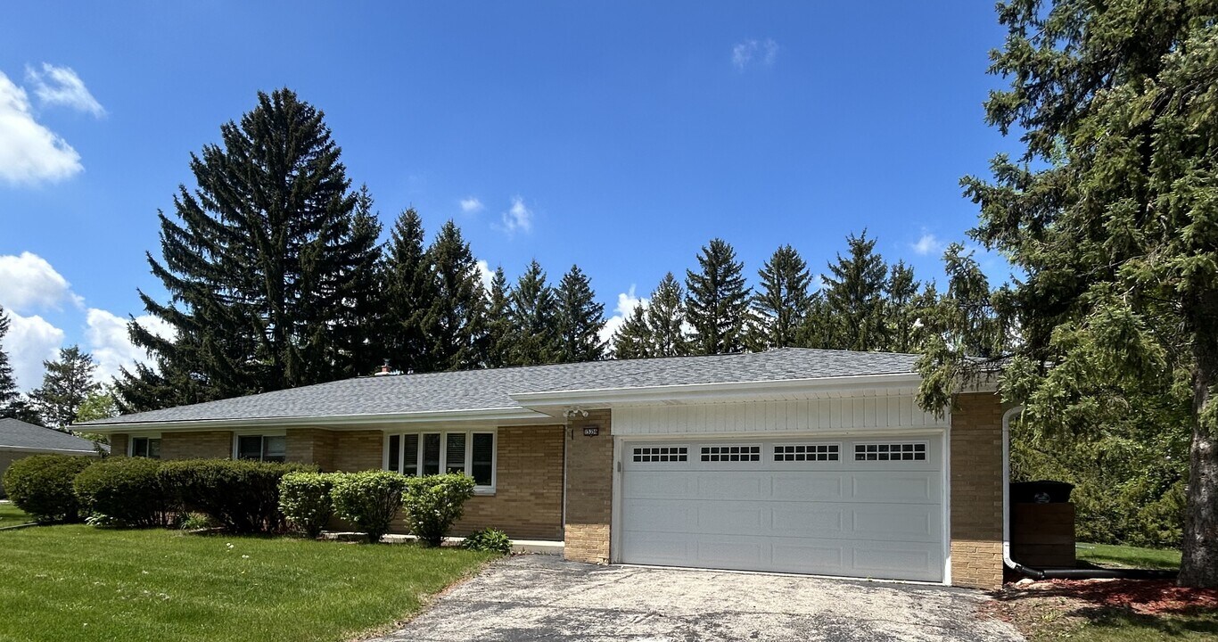 N54W15356 Beaver Dr in Menomonee Falls, WI - Building Photo