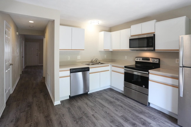Cantwell Crossing Apartments and Townhomes in Swansea, IL - Building Photo - Interior Photo