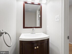 2305 McGregor Ct in Vienna, VA - Building Photo - Building Photo