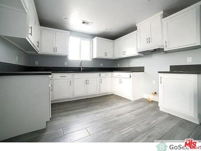 11164 S Figueroa St in Los Angeles, CA - Building Photo - Building Photo